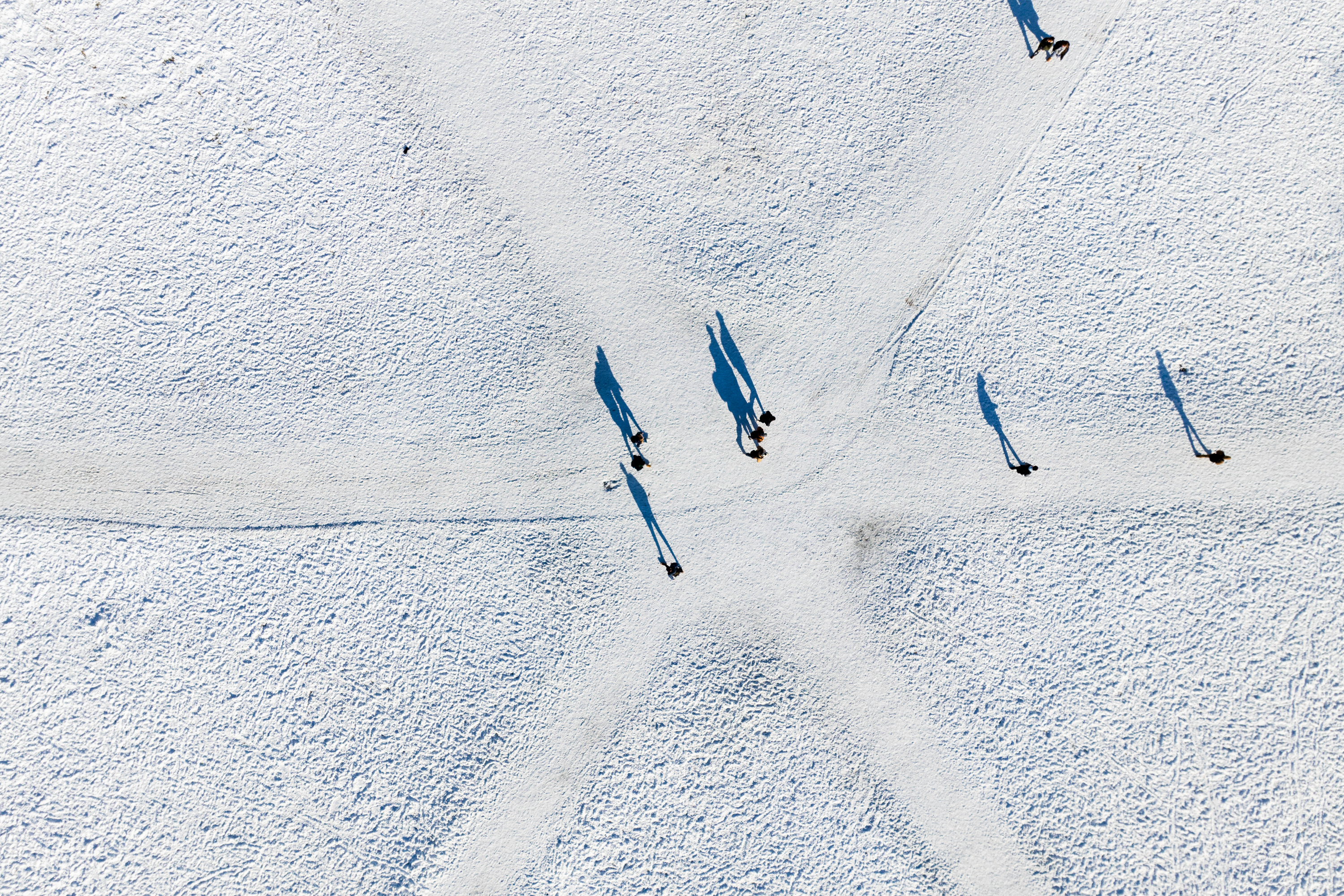 Aerial of students walking across a snowy Dartmouth Green