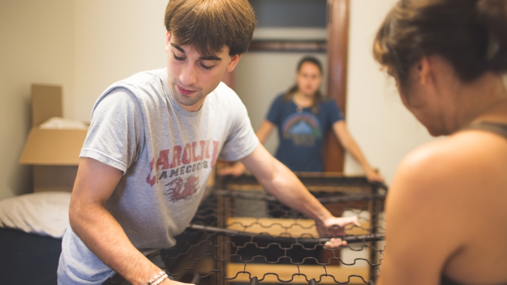 Dartmouth students moving into dorms