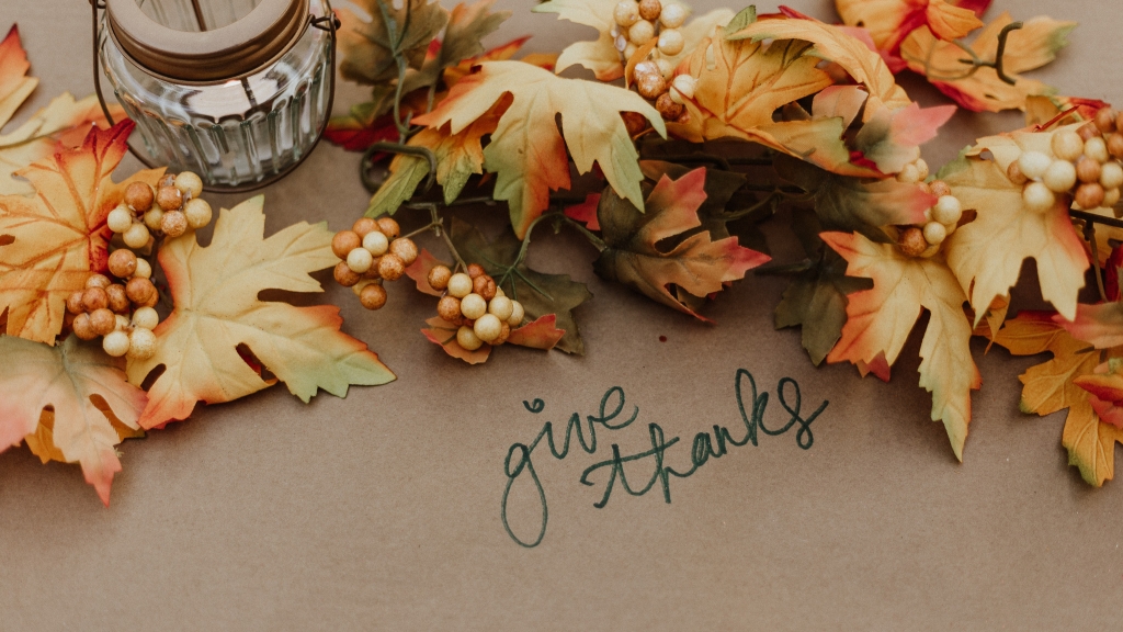 Leaf garland on table that reads "Give Thanks"